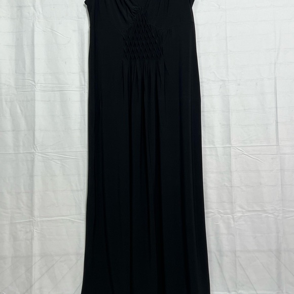 Chic Black Maxi Dress with Flowing Silhouette - Picture 2 of 11